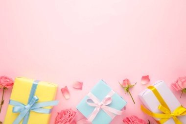 Sevgililer Günü geçmişi pembe güllerle ve pembe arka planda hediye kutusuyla. Kopyalama alanı olan üst görünüm.