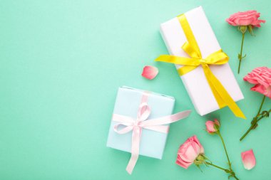 Sevgililer Günü arkaplanı pembe güller ve nane arkaplanlı hediye kutusu. Kopyalama alanı olan üst görünüm.