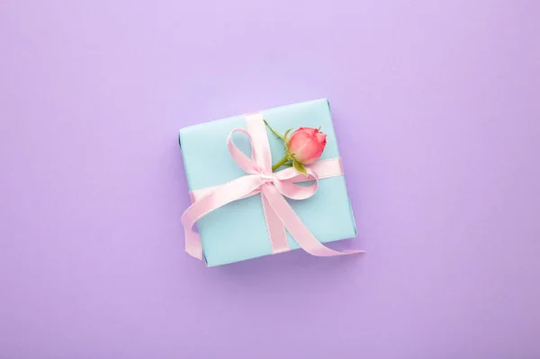 ピンクのバラと紫の背景にギフトボックスとバレンタインデーの背景 コピースペース付きのトップビュー — ストック写真