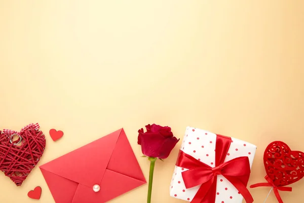 Κάρτα Του Αγίου Βαλεντίνου Σύνθεση Δώρα Κόκκινες Καρδιές Και Τριαντάφυλλο — Φωτογραφία Αρχείου