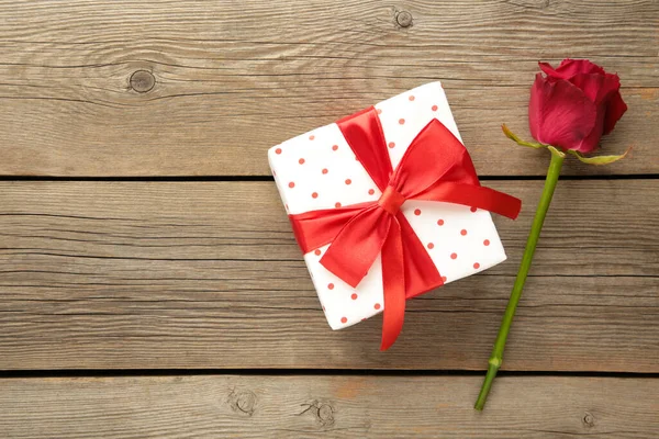 Rode Rozen Geschenkdoos Een Houten Ondergrond Valentijnsdag — Stockfoto