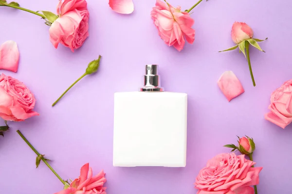 Parfumflesjes Met Roze Rozen Paars Bovenaanzicht — Stockfoto