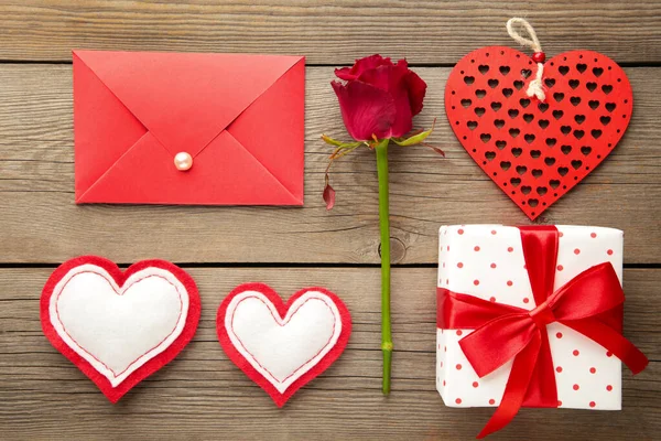 Κάρτα Του Αγίου Βαλεντίνου Σύνθεση Δώρα Κόκκινες Καρδιές Και Τριαντάφυλλο — Φωτογραφία Αρχείου