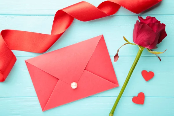 Valentijnsdag Rode Envelop Met Een Brief Rode Rozen Blauwe Achtergrond — Stockfoto
