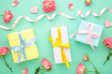 Sevgililer Günü arkaplanı pembe güller ve nane arkaplanlı hediye kutusu. Kopyalama alanı olan üst görünüm.