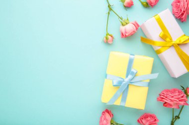 Sevgililer Günü arkaplanı pembe güller ve nane arkaplanlı hediye kutusu. Kopyalama alanı olan üst görünüm.