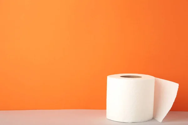 Toiletpapier Close Oranje Achtergrond Met Kopieerruimte Bovenaanzicht — Stockfoto