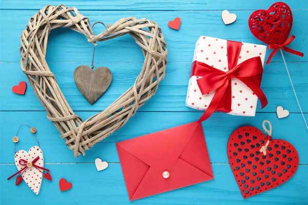 Valentijnskaart Samenstelling Met Geschenken Rode Harten Roos Blauwe Houten Achtergrond — Stockfoto