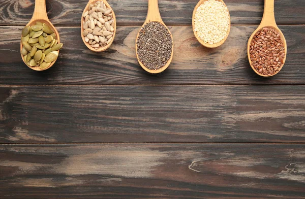 Gezonde Superfood Sesam Pompoenpitten Zonnebloempitten Lijnzaad Chia Bruin Bovenaanzicht — Stockfoto