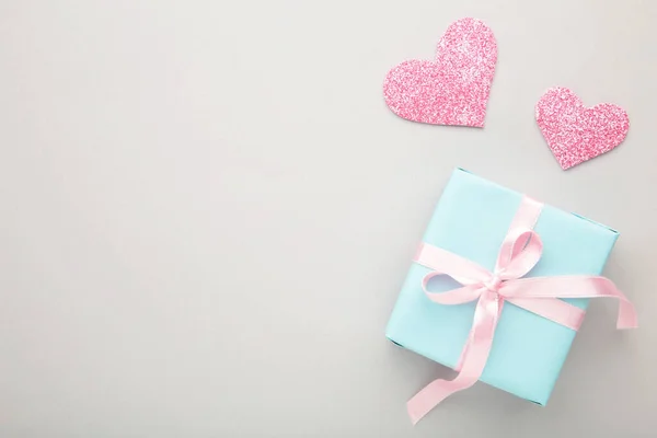 Valentijnsdag Achtergrond Met Roze Harten Geschenkdoos Grijze Achtergrond Bovenaanzicht Met — Stockfoto