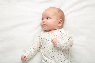 Yatağında fotokopi alanı olan tatlı bir kız çocuğu. Üst görünüm