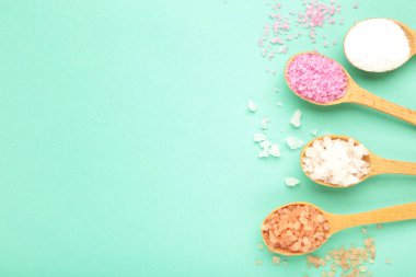 Çeşitli spa deniz tuzları ve ahşap kaşıklar. Üst görünüm