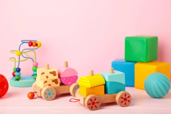 Kinderspeelgoed Collectie Een Roze Achtergrond Bovenaanzicht — Stockfoto