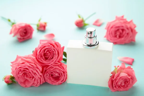 Perfume Bottle Pink Roses Blue Background Top View — Stock Photo, Image