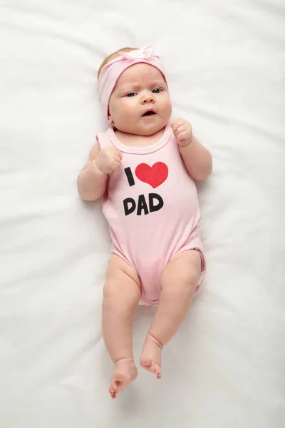 Pasgeboren Baby Meisje Shirt Met Inscriptie Hou Van Vader Zoek — Stockfoto