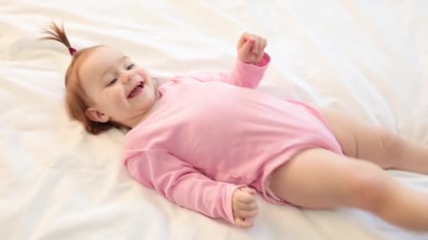 Pretty Little Girl Playing Laughing Bed Father Play Daughter — Stock Video