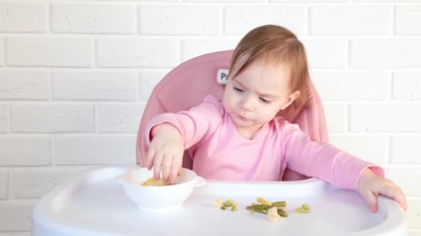 Kislány Eszik Játszik Zöldségekkel Felülnézet — Stock videók