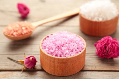 Gri arkaplanda güller olan farklı tuz türleri.