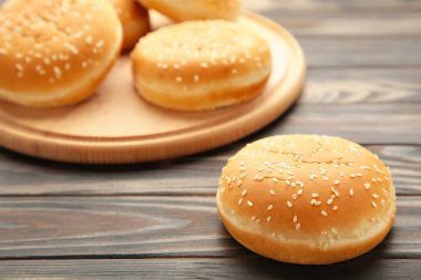 Kahverengi ahşap arka planda kesilmiş hamburgerler. Üst görünüm.