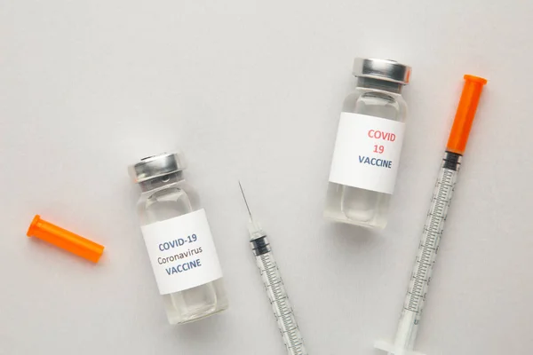 Coronavirus Covid Viales Vacuna Jeringa Gris Con Fondo Espacio Copia —  Fotos de Stock