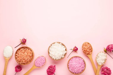 Pembe arkaplanda güller olan pembe tuz.