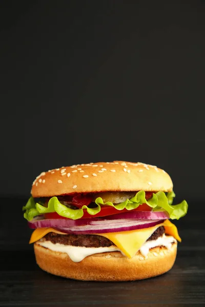 Свежий Вкусный Бургер Тёмном Фоне Вид Сверху Вертикальное Фото — стоковое фото