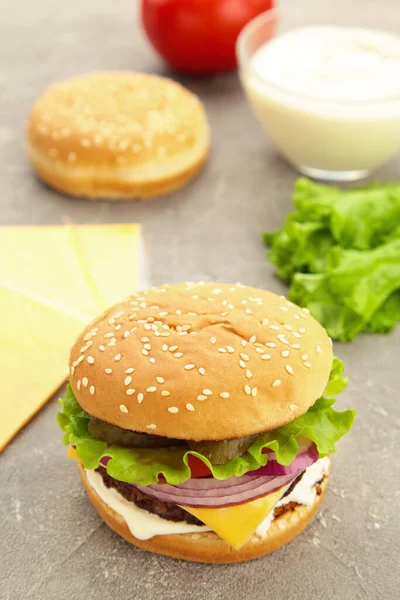 Домашний Гамбургер Ингредиенты Расположены Сером Фоне Вид Сверху — стоковое фото