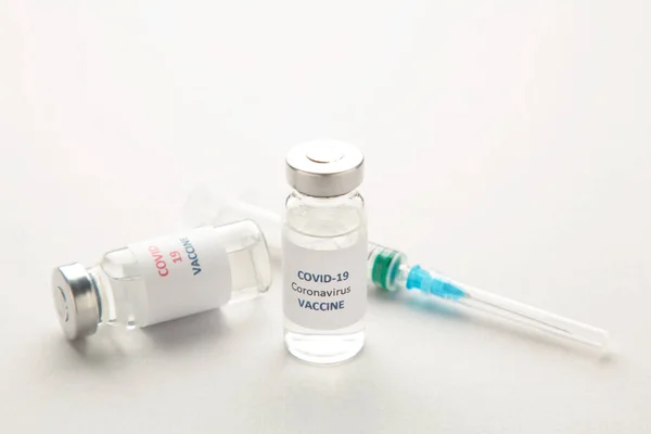 Coronavirus Covid Viales Vacuna Jeringa Gris Con Fondo Espacio Copia —  Fotos de Stock