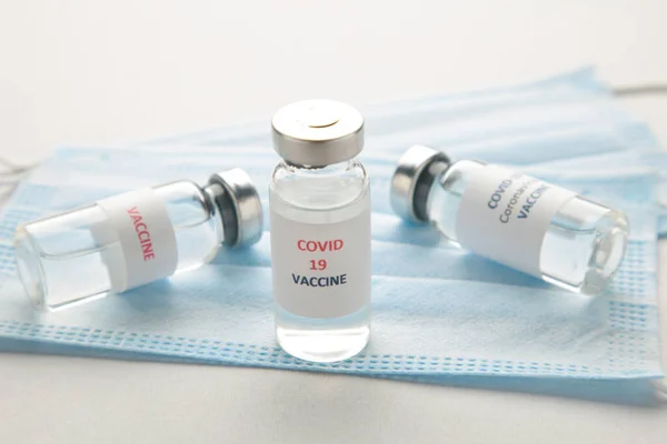 Coronavirus Covid Viales Vacuna Mascarilla Protectora Higiénica Sobre Fondo Gris —  Fotos de Stock