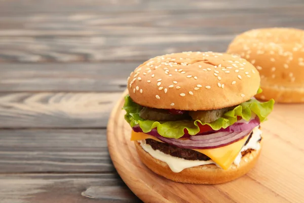 Домашний Гамбургер Ингредиенты Расположены Коричневом Деревянном Фоне Вид Сверху — стоковое фото