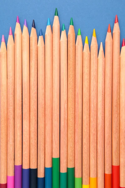 Kolorowe Ołówki Niebieskim Tle Widok Góry — Zdjęcie stockowe