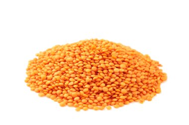 Beyaz arka planda izole edilmiş kırmızı mercimek. Üst görünüm.