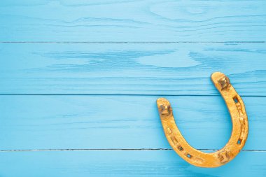 Mavi arka planda altın at nalı. Aziz Patrick Günü. Üst görünüm