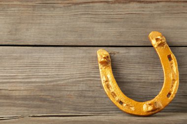 Gri arka planda altın at nalı. Aziz Patrick Günü. Üst görünüm