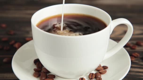 Movimento Lento Despejar Leite Bebida Café — Vídeo de Stock