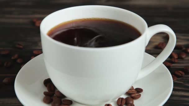 超慢运动的下降糖立方体进入咖啡杯 棕色背景 — 图库视频影像