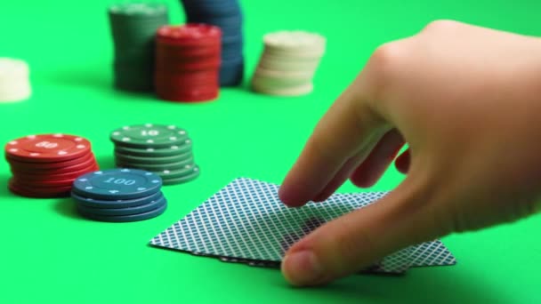 Pocket Asse Einem Kartenspiel Mit Pokerchips — Stockvideo