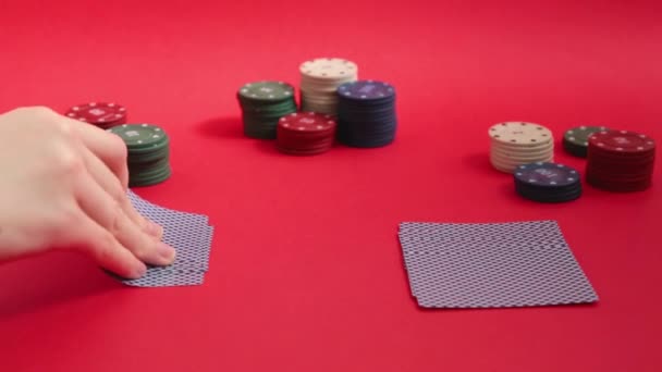 Feliz Jugador Casino Comprobando Cartas Tomando Fichas Dinero Afortunado Ganador — Vídeo de stock