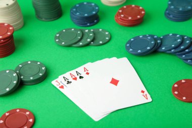 Kumarhanedeki poker masasında poker fişleri. Üst görünüm