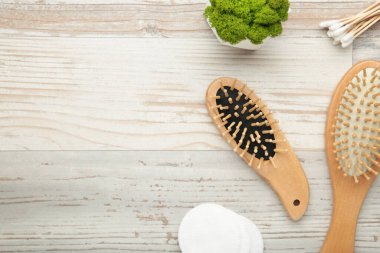 Pamuk yastıklı tarak ve saç fırçası seti ve ışık masasına çubuklar. Üst görünüm