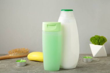 Şampuan, sabun, aroma mumları ve diğer tuvalet eşyaları. Bahar kompozisyonu. Üst görünüm