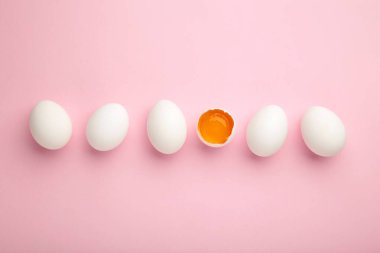 Beyaz yumurta sarısı ve pembe arka planda yumurta sarısı. Bahar