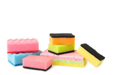 Beyaz arka planda izole edilmiş bulaşık süngerleri. Üst görünüm