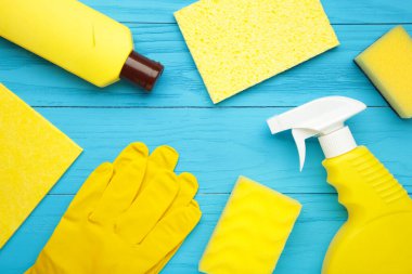 Temizlik seti. Temizlik için aletler. Temizlik ajansları, sprey, mavi arka planda lastik eldivenler. Düz Yat