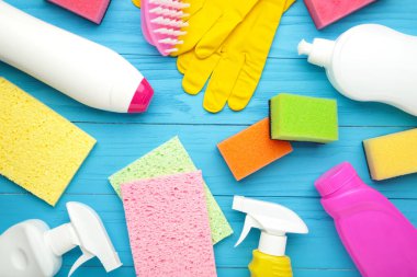 Mavi arka planda temizlik aletleri var. Üst görünüm