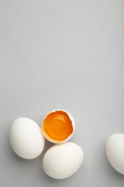 Beyaz yumurta sarısı ve gri arka planda yumurta sarısı. Üst görünüm.