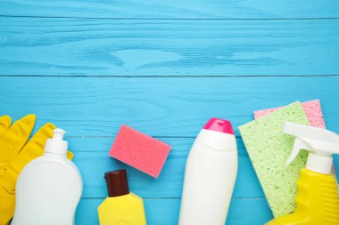 Mavi arka planda temizlik aletleri var. Üst görünüm