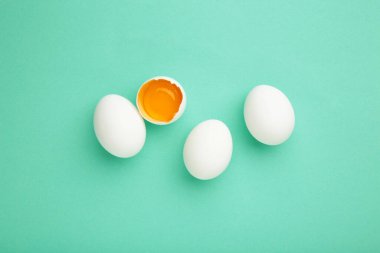 Paskalya dekorasyonu, arka planda beyaz yumurtalar, metin için çok az yeri olan tasarım. Üst görünüm