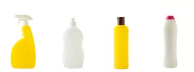 Beyaz arka planda izole edilmiş temizlik ürünleri. Plastik kimyasal deterjan seti, ev yapımı kolaj ya da iş temizliği. Üst görünüm