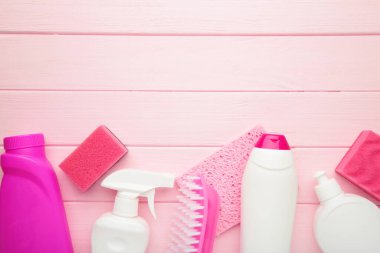 Temizlik seti. Temizlik için pembe ve beyaz aletler. Temizlik ajansları, sprey, pembe arka planda lastik eldivenler. Düz Yat